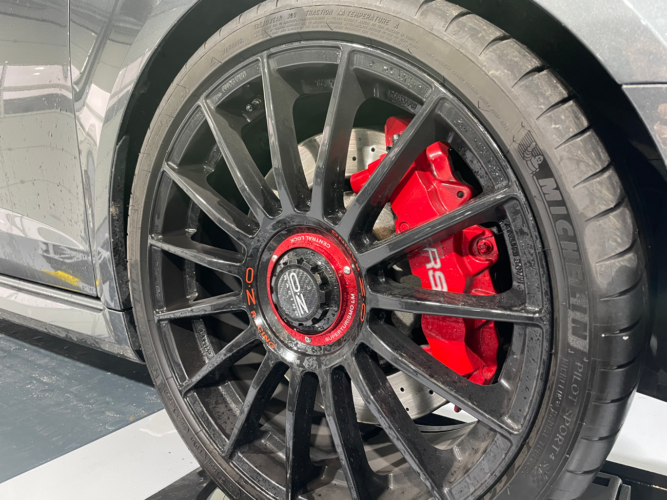 OZ Racing Felge mit Michelin Reifen und Audi RS3 Quattro Sportbremsen